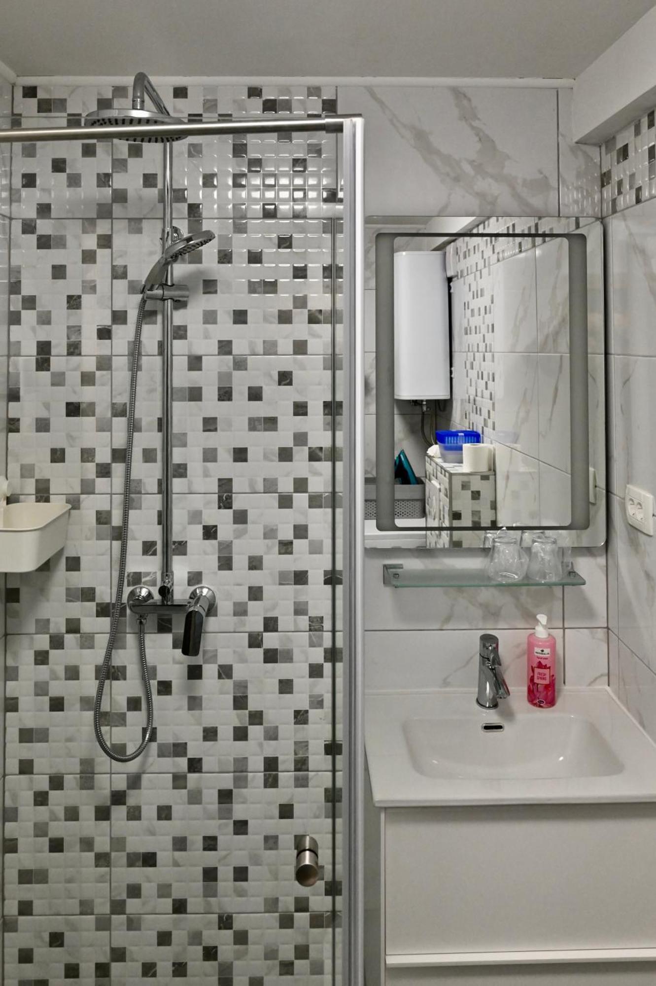 -self Check In,free Parking Apartment Karlovac